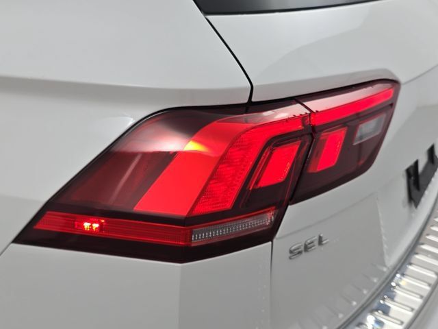 Used 2022 Volkswagen Tiguan SEL R-Line AWD/4WD image 34