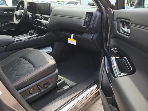 New 2026 Nissan Pathfinder Platinum w/ Accent Package FWD image 10