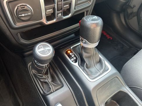 Used 2018 Jeep Wrangler Unlimited Sahara image 34