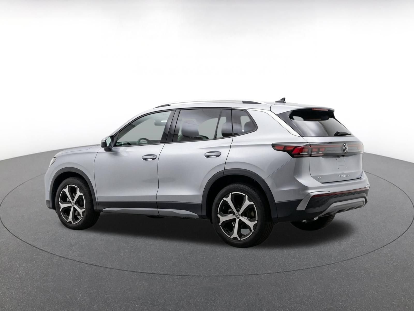 Used 2026 Volkswagen Tiguan SE AWD/4WD image 6