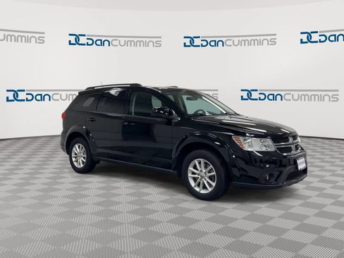 Used 2017 Dodge Journey SXT w/ Comfort/Convenience Group FWD image 2