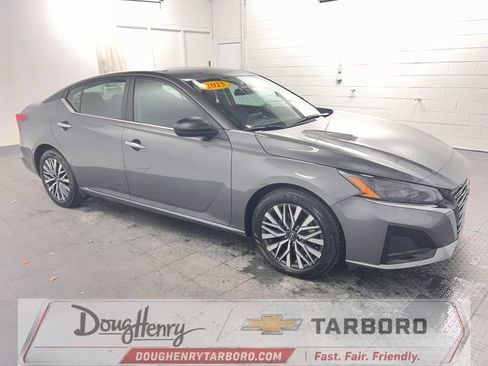 Used 2025 Nissan Altima 2.5 SV FWD image 3