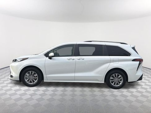 Used 2022 Toyota Sienna XLE FWD image 13