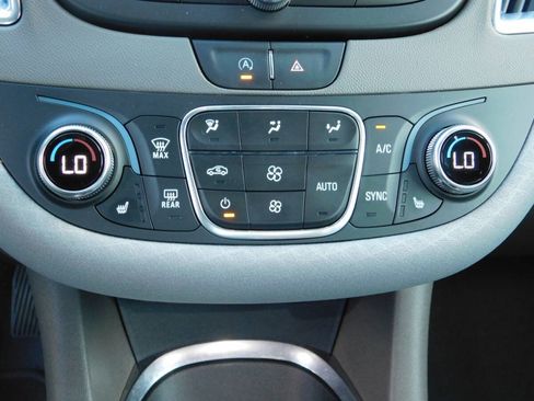 Used 2021 Chevrolet Malibu LT FWD image 13