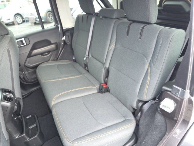 Used 2025 Jeep Wrangler Unlimited Sahara w/ Safety Group AWD/4WD image 38
