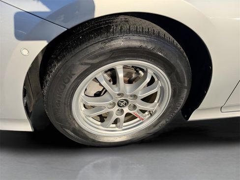 Used 2017 Toyota Prius Two image 11