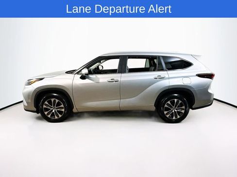 Used 2024 Toyota Highlander XLE FWD image 4
