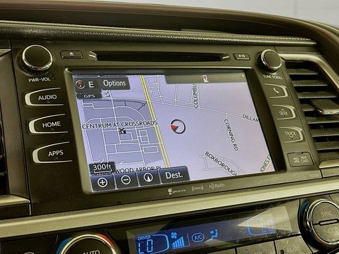 Used 2016 Toyota Highlander XLE image 22