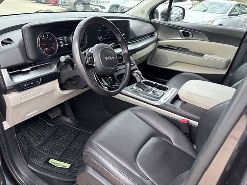Used 2024 Kia Carnival LX image 7