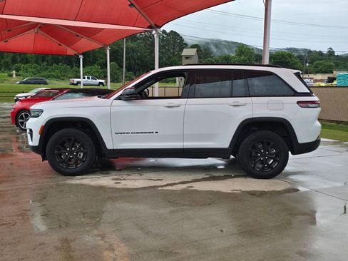 Used 2025 Jeep Grand Cherokee Altitude AWD/4WD image 2