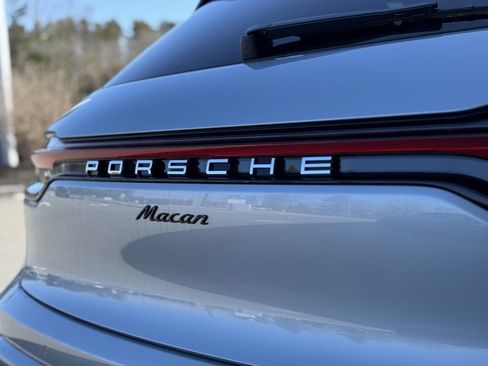 Certified 2025 Porsche Macan image 18