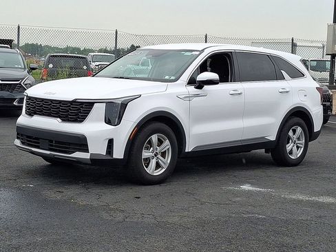 Certified 2025 Kia Sorento LX FWD image 3