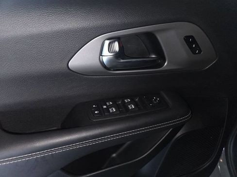 Used 2025 Chrysler Pacifica Select FWD image 13