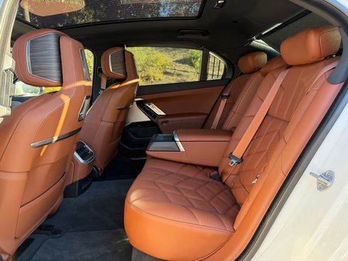 Used 2023 BMW 760i xDrive image 31