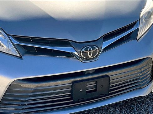 Used 2018 Toyota Sienna XLE image 27