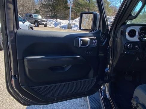 Used 2025 Jeep Wrangler Unlimited Sahara AWD/4WD image 15
