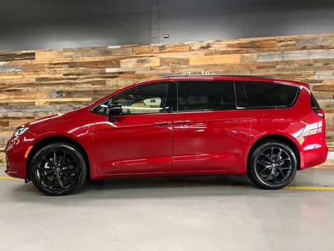 Used 2026 Chrysler Pacifica Limited w/ Uconnect Theater Family Group AWD/4WD image 14