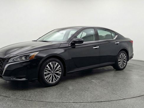 Used 2025 Nissan Altima 2.5 SV FWD image 3
