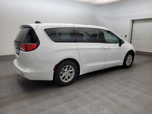 Used 2023 Chrysler Voyager LX FWD image 10