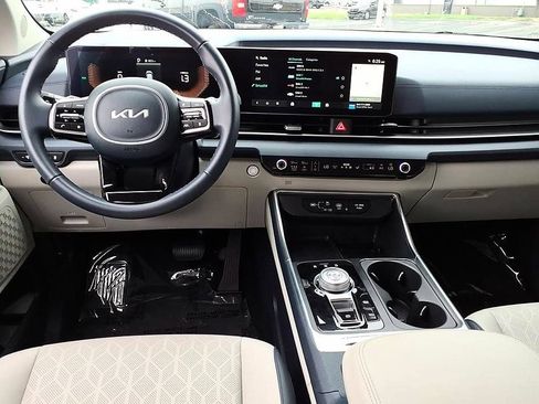 Used 2025 Kia Carnival EX FWD image 24