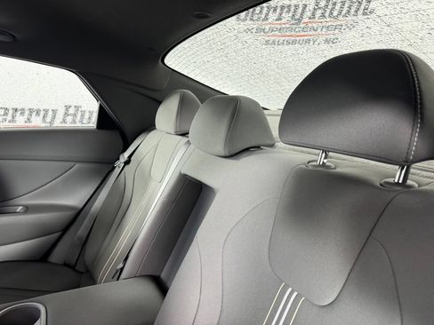 Used 2025 Hyundai Elantra SEL FWD image 11