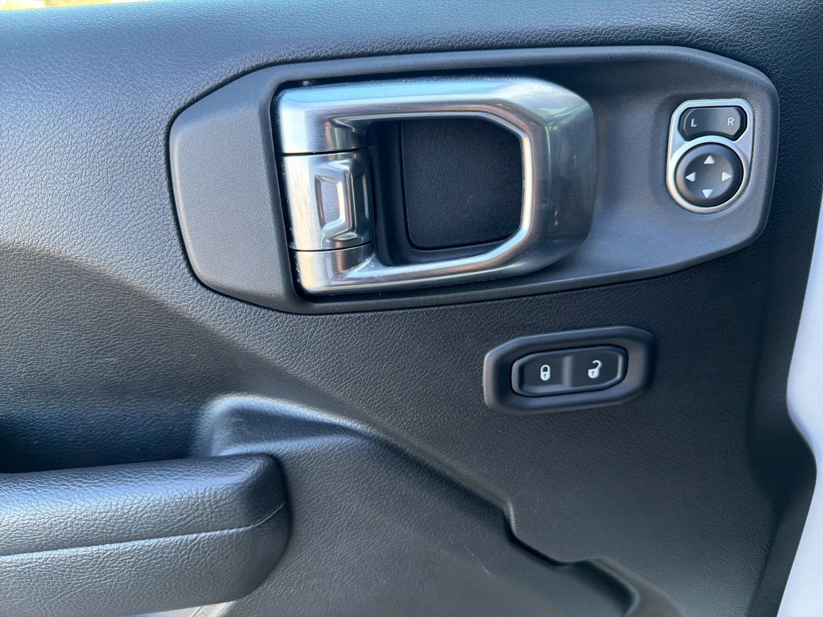 Used 2026 Jeep Gladiator Mojave AWD/4WD image 11