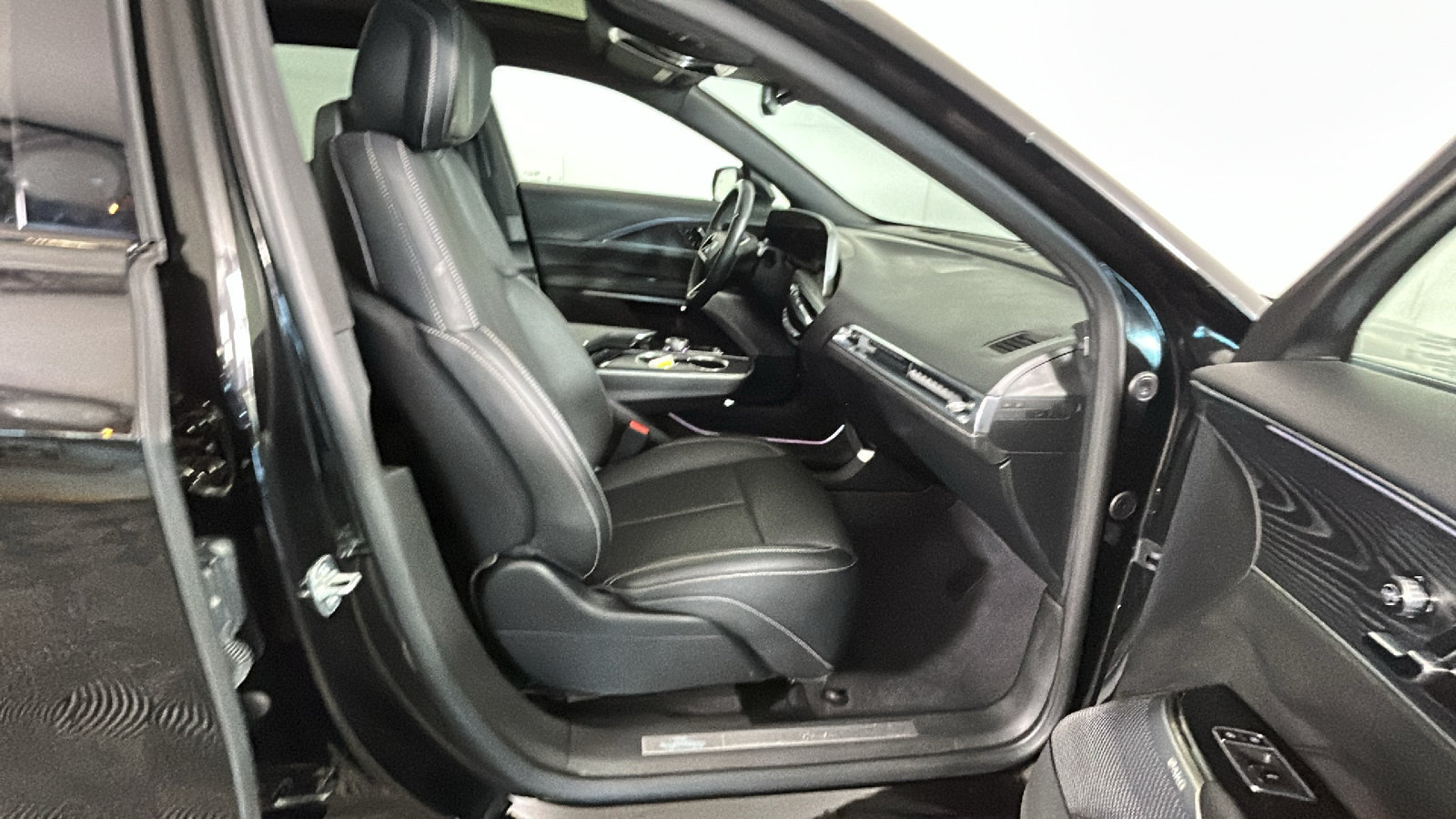 Used 2024 Cadillac Lyriq Luxury RWD image 34