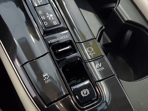 Certified 2024 Toyota Crown AWD/4WD image 31