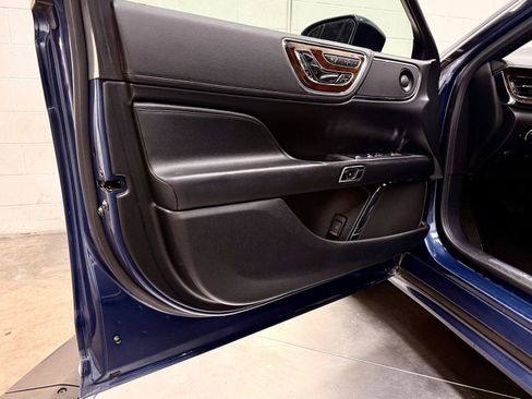 Used 2018 Lincoln Continental Reserve AWD/4WD image 11