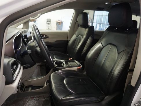 Used 2018 Chrysler Pacifica Touring-L w/ Tire & Wheel Group image 19