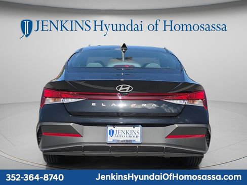 Used 2025 Hyundai Elantra SE image 5