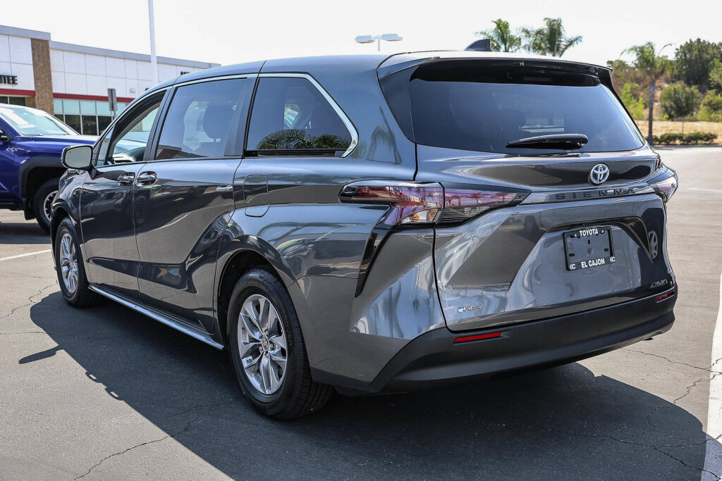 Certified 2025 Toyota Sienna LE FWD image 23