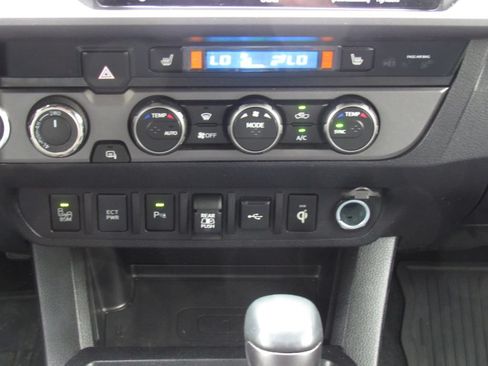 Certified 2020 Toyota Tacoma TRD Sport w/ TRD Premium Sport Package AWD/4WD image 28
