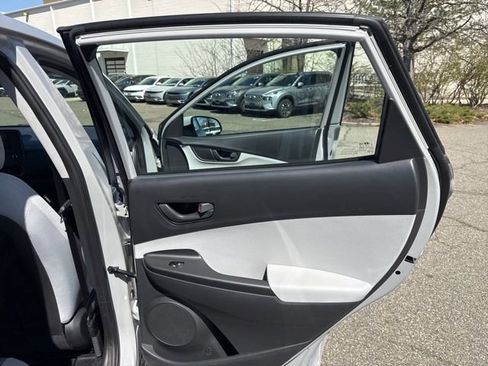 Used 2022 Hyundai Kona SE image 34