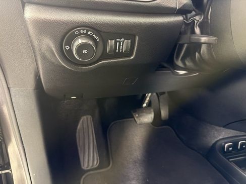 Used 2020 Chrysler Pacifica Limited FWD image 13