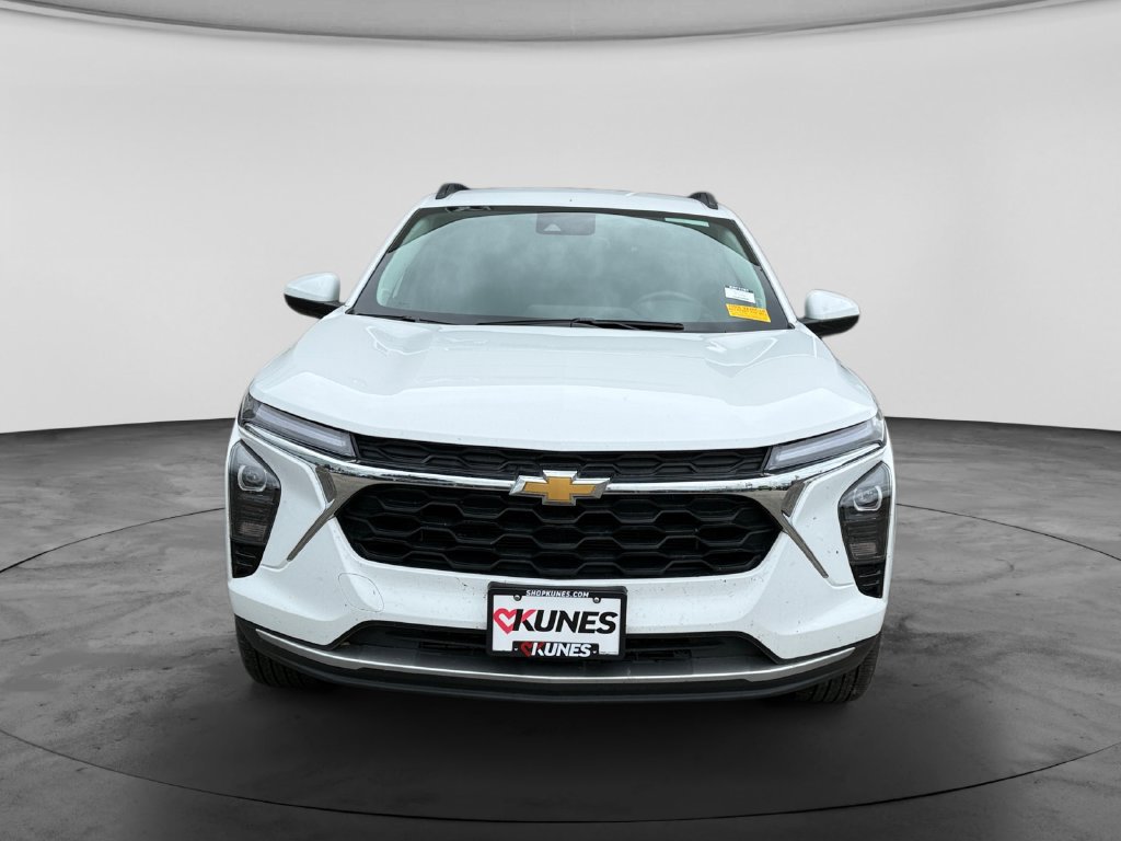 Used 2025 Chevrolet Trax LT w/ LT Convenience Package FWD image 3