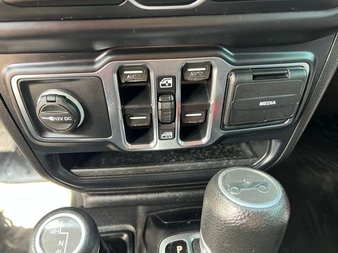 Used 2019 Jeep Wrangler Unlimited Sport S image 32