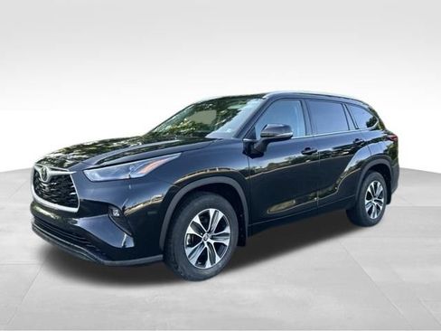 Used 2022 Toyota Highlander XLE AWD/4WD image 1