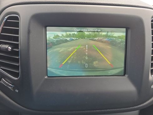 Used 2019 Jeep Compass Latitude w/ Cold Weather Group AWD/4WD image 18