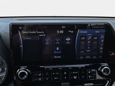 Used 2021 Toyota Highlander Limited FWD image 22