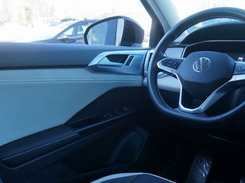 Certified 2025 Volkswagen Taos SE w/ Panoramic Sunroof Package image 34