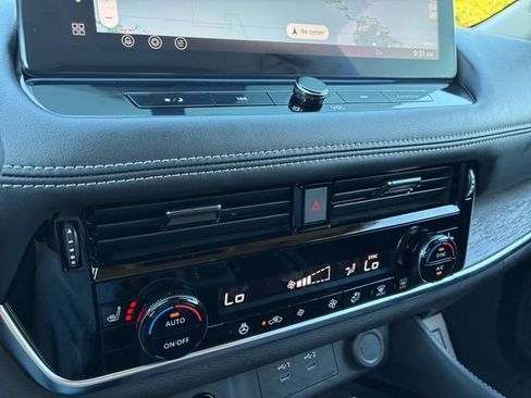 Used 2025 Nissan Rogue Platinum image 29