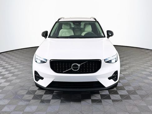 Used 2023 Volvo XC40 B4 Ultimate image 2