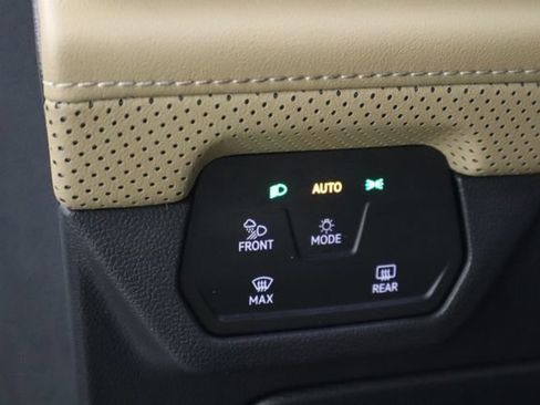 Used 2025 Volkswagen Atlas Cross Sport SE FWD image 16