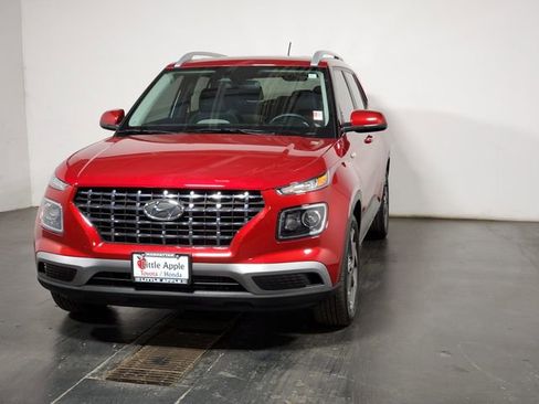 Used 2024 Hyundai Venue SEL image 4