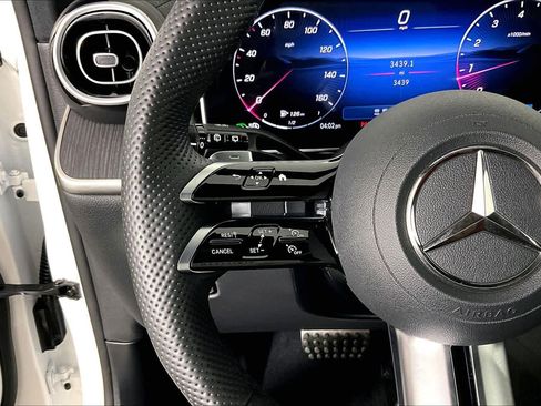 Used 2025 Mercedes-Benz GLC 300 image 22