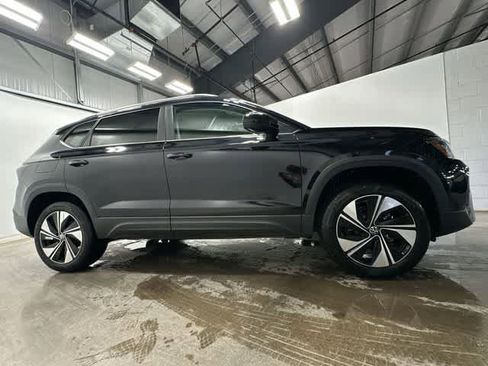 New 2026 Volkswagen Taos SE image 3
