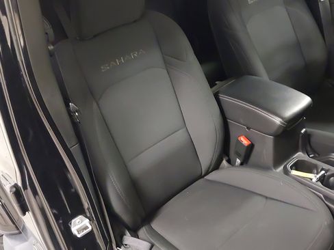 Used 2019 Jeep Wrangler Unlimited Sahara w/ Safety Group image 28