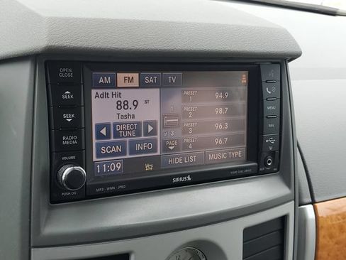 Used 2010 Chrysler Town & Country Limited w/ Entertainment Group #3 FWD image 26