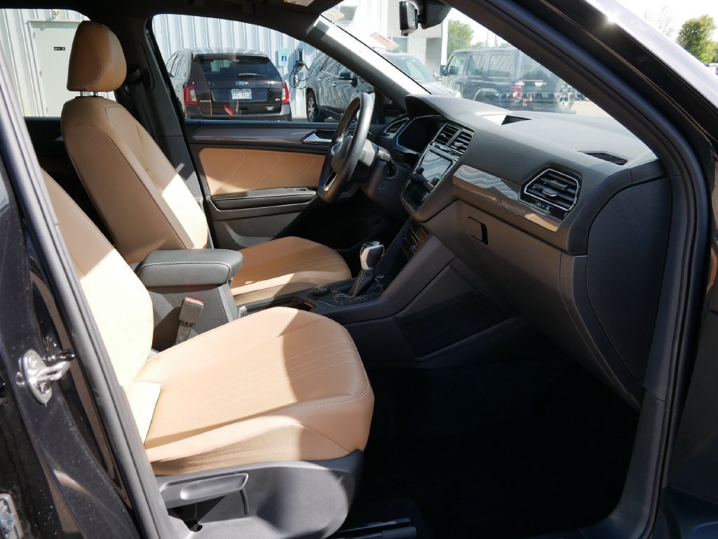 Used 2024 Volkswagen Tiguan SE w/ Panoramic Sunroof Package AWD/4WD image 13